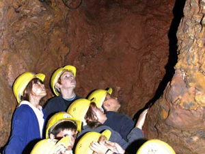 Kinder im Eisenerzbergwerk